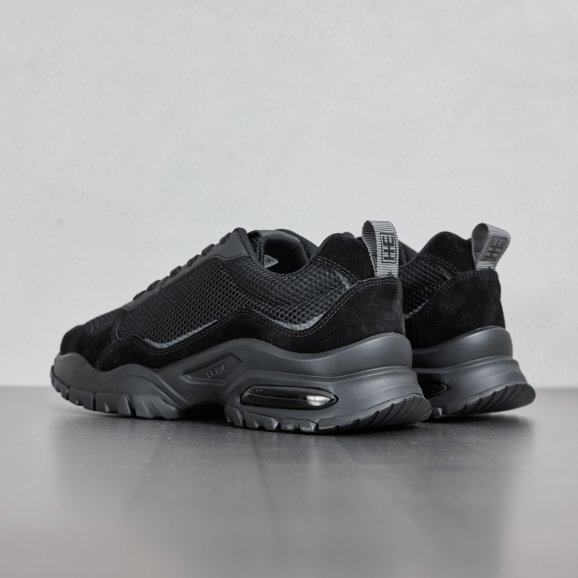 LMNTS Shoes Alpha Runner - Black / Black